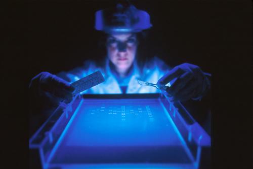 día mundial ensayo clinico Una investigadora lleva a cabo una prueba genética