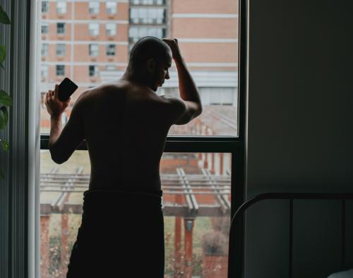 estigma hombre Un hombre se apena mirando por la ventana