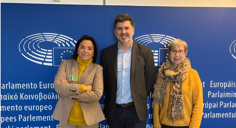 AECMM parlamento europeo La presidenta de la AECMM junto a una paciente en el Parlamento Europeo