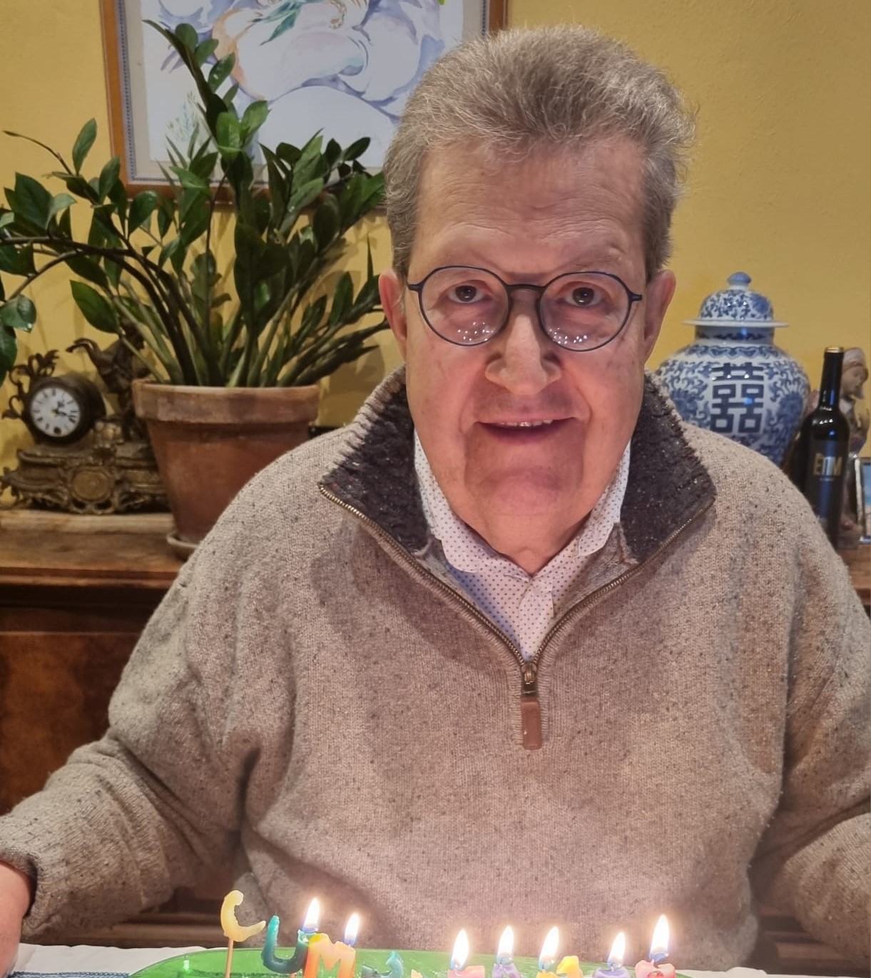 Juan Arce posa para la cámara en su 75 cumpleaños