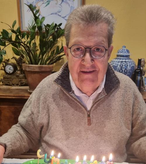 Juan Arce Juan Arce posa para la cámara en su 75 cumpleaños