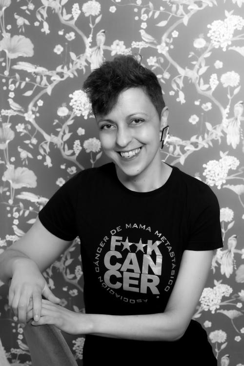 Silvia Vega Silvia Vega posa para la cámara con una camiseta contra el cáncer