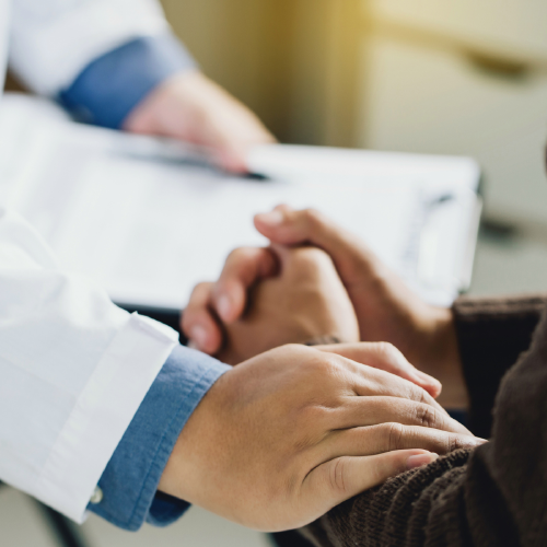 Cabecera blog psico Un doctor consuela a un paciente